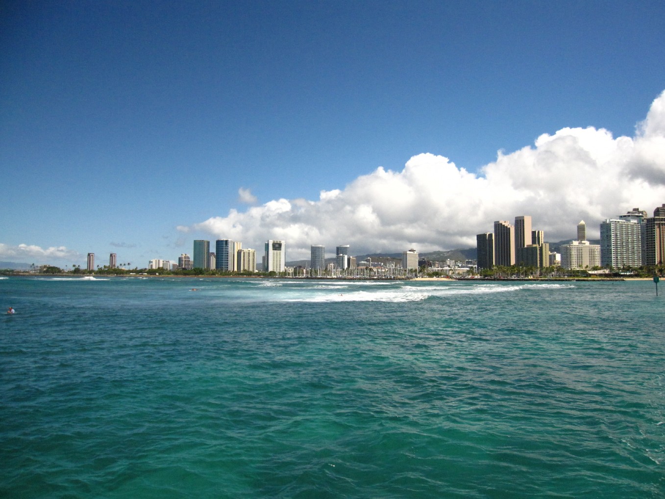 Waikiki_lunch_and_snorkel_catamaran_sail