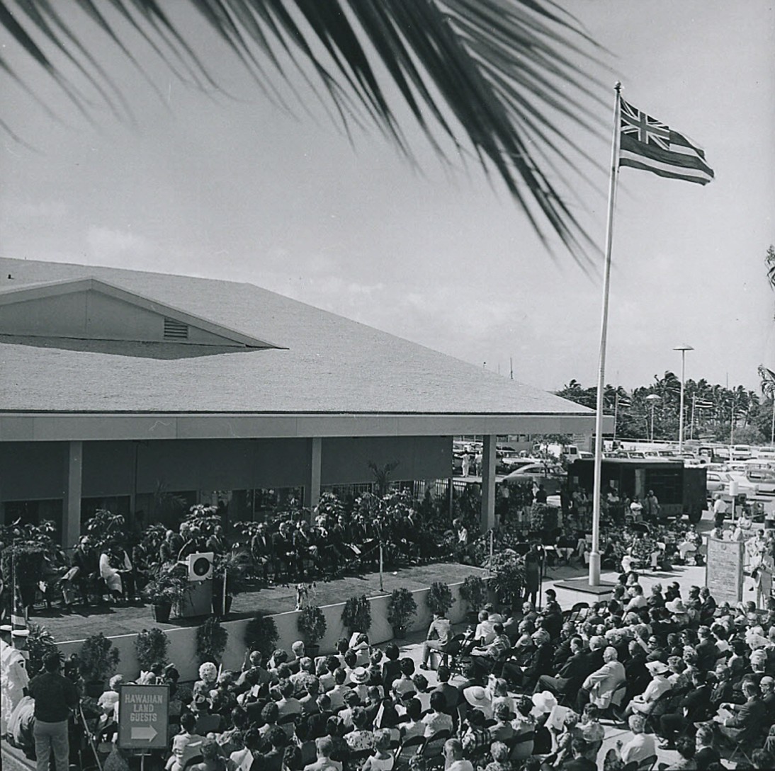 Ala_Moana_Hawaii_center_shopping_anniversary