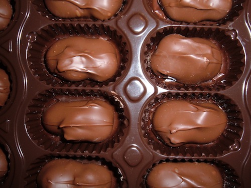 Chocolate-covered_macadamia_nuts