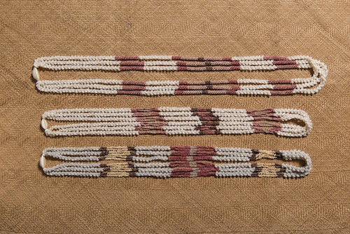 niihau_shell_lei_Bishop_Museum_Oahu_exhibit