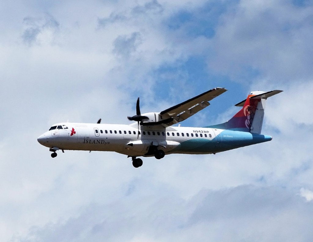 Island_Air_ATR_72_N942WPwiki3