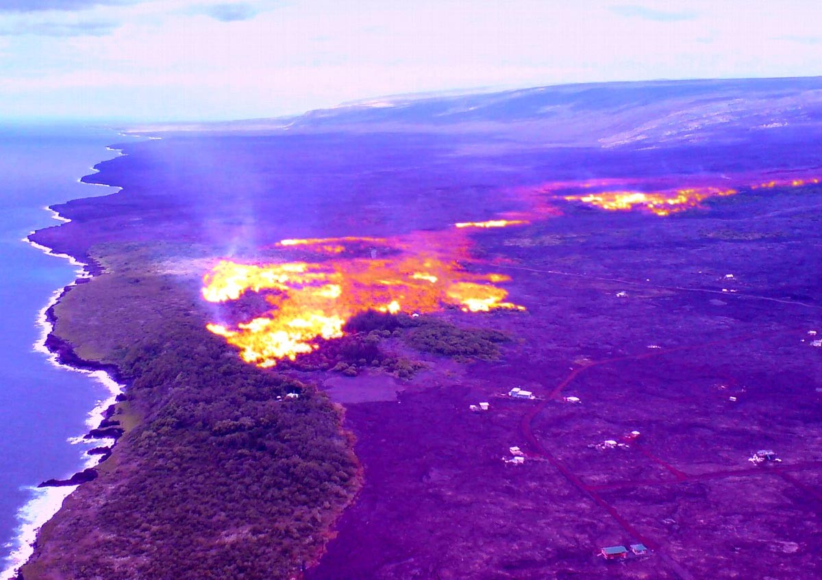 Kilauea_volcano_Kalapana_destroys_home_enters_ocean