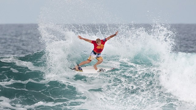 calm_North_Shore_surf_limiting_Triple_Crown_competiton