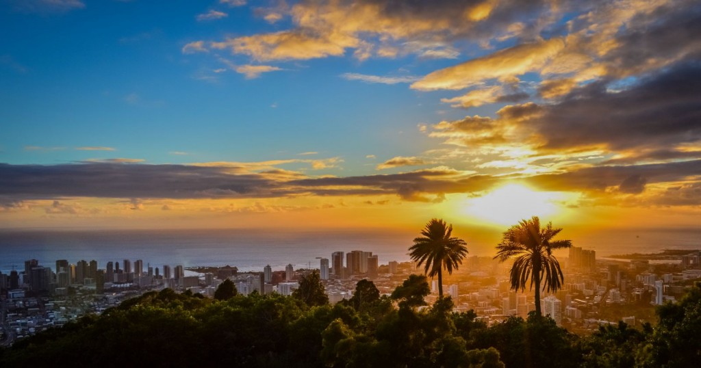 Oahu_honolulusunset_GregoryZamell_ThinkstockPhotos-841844366