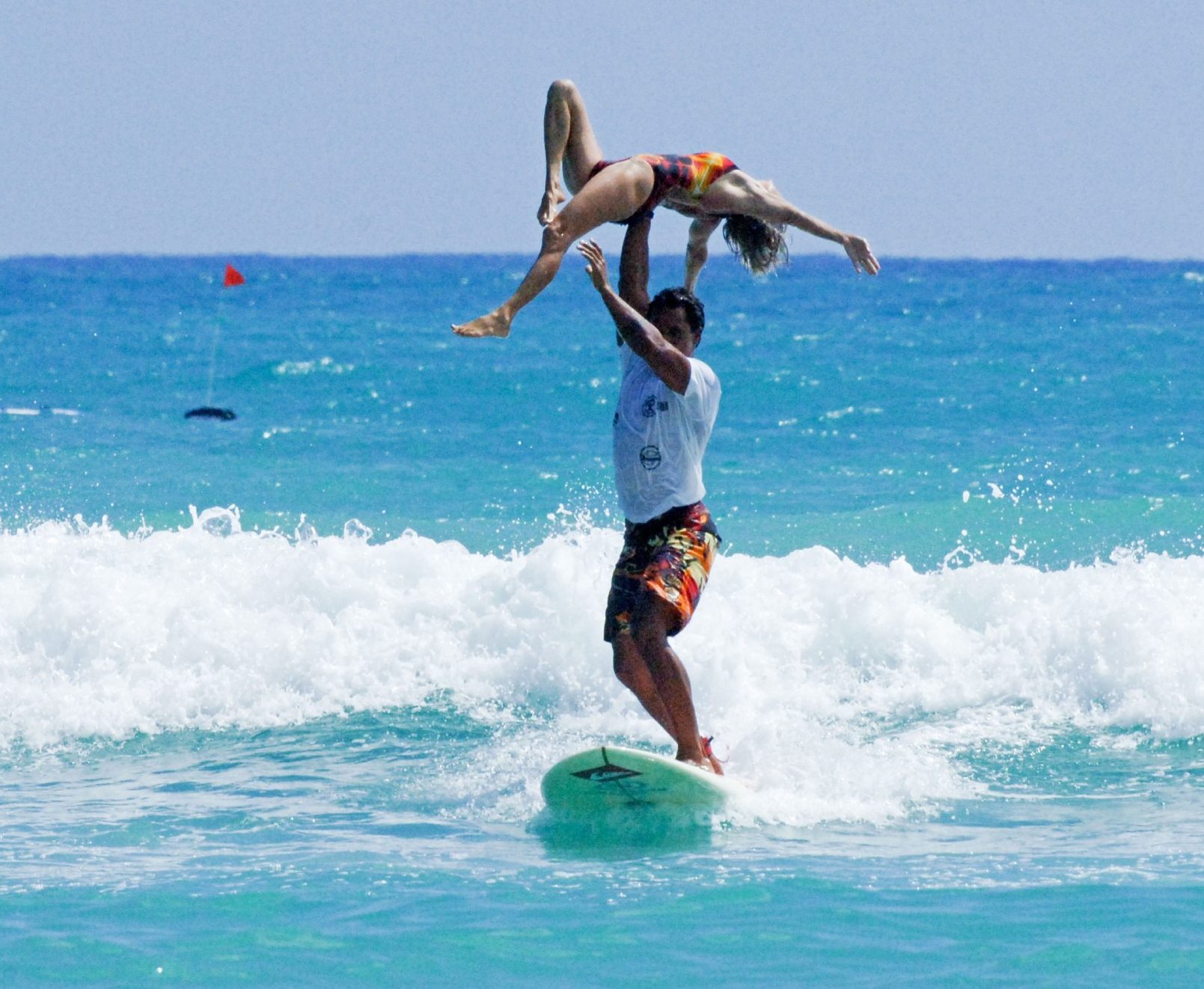 Tandem_surfers_Waikiki_beach