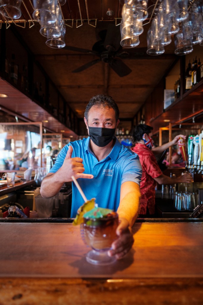 Him2105 Ay Dukes Waikiki 1243