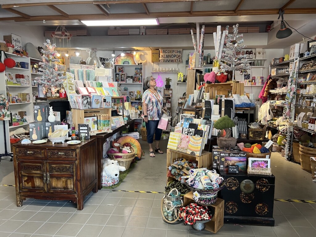 20230406 Kaimuki Guide Red Pineapple Img 4206