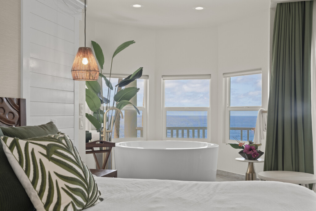 20240903 Hamakua Hotel Oceanview Soaking Tub